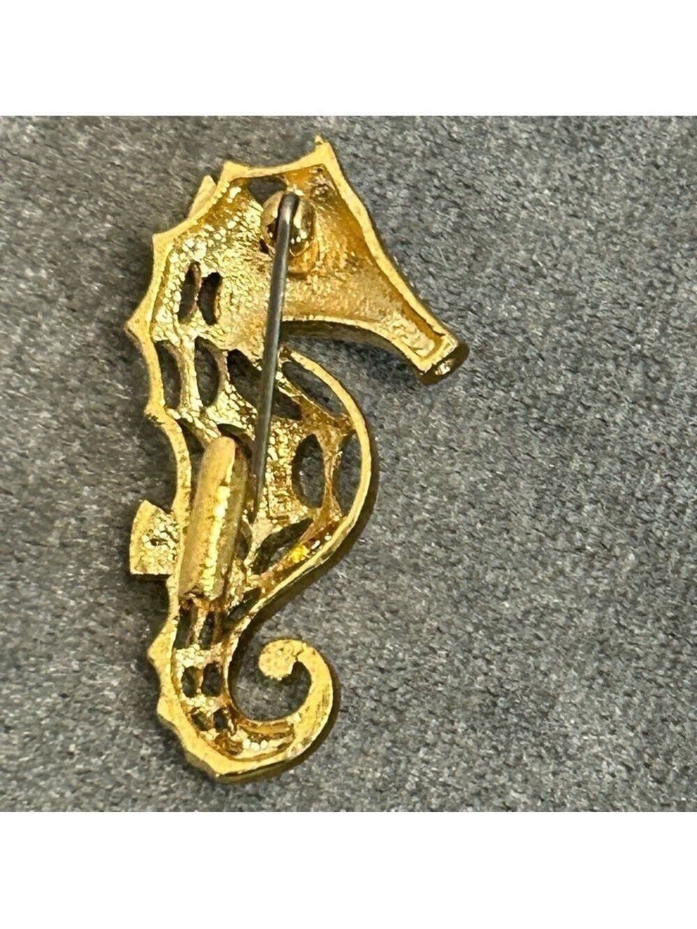 Butler vintage 1980s gold tone crystal rhinestone seahorse brooch pin - Picture 3 of 7